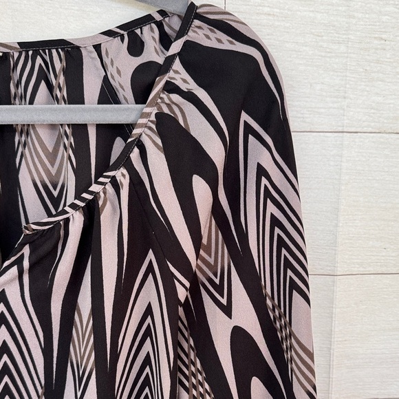 Banana Republic Black and Taupe Patterned Blouse NWOT XS - Picture 3 of 6
